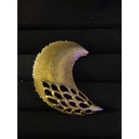 Vintage JJ Gold-Tone Crescent Moon Brooch With Filigree Detailing Gold Tone - Picture 5 of 9